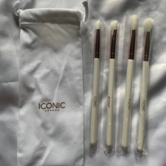 Iconic London 4 pc Brush Set & Drawstring Bag Caught‎ My Eye Brush Set

A - Picture 1 of 4
